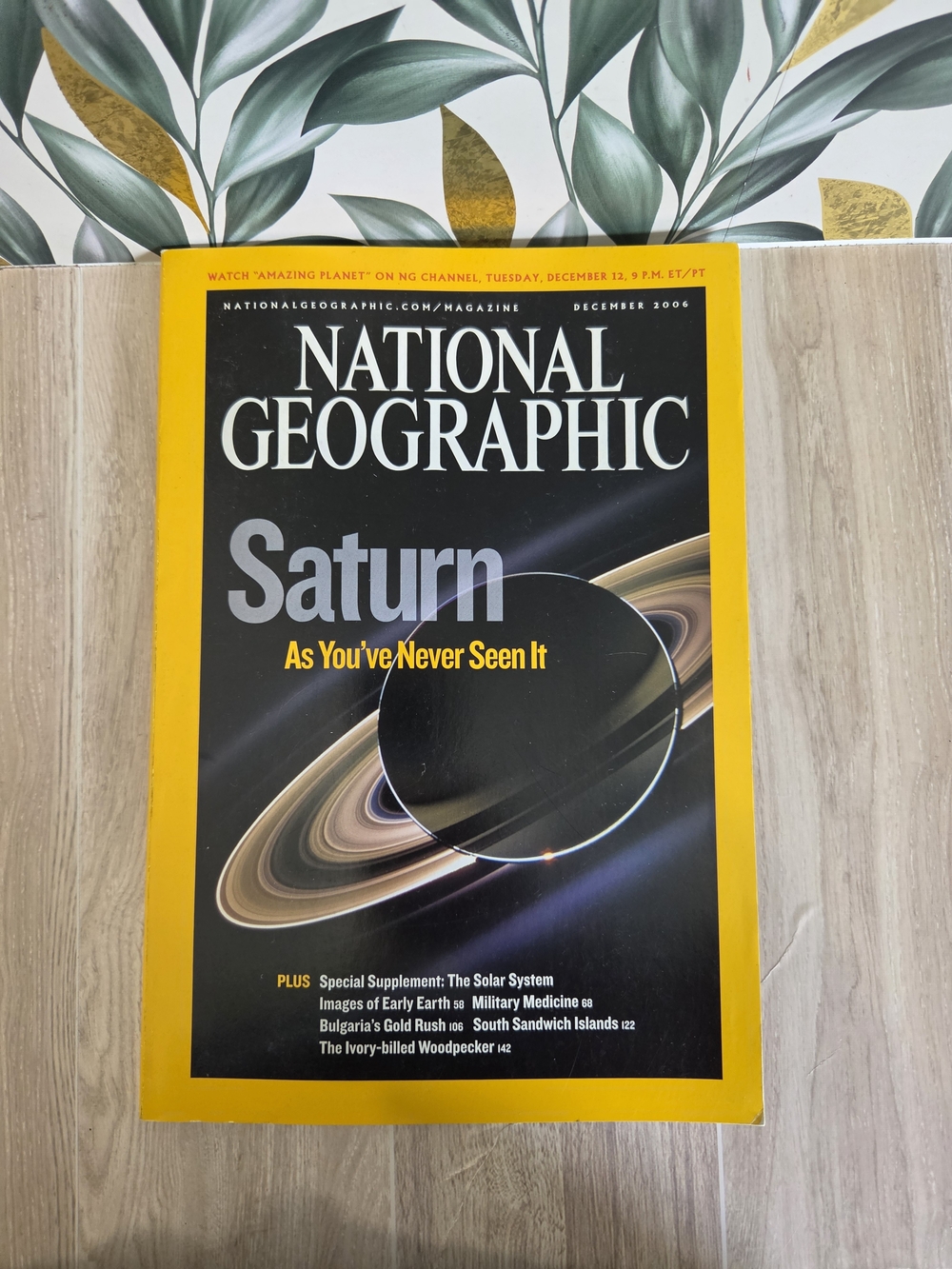National Geographic Dec 2006 Saturn Cassini Magazine with 8 Planets Map Poster